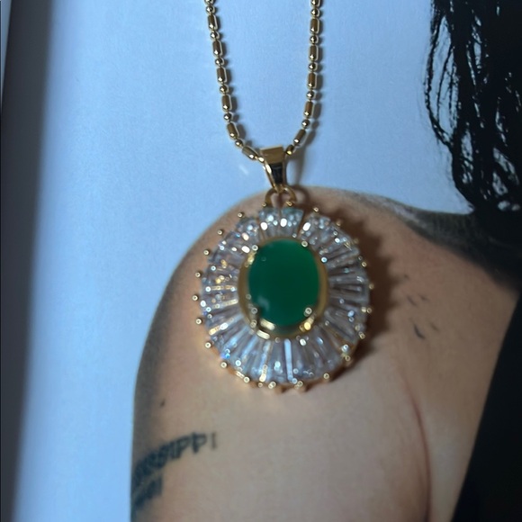 Elegant Gold and Green Pendant Necklace - Picture 2 of 11